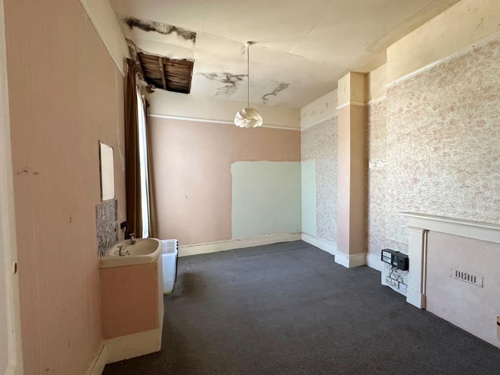 Lot: 129 - EIGHT-BEDROOM SEMI-DETACHED HOUSE FOR REFURBISHMENT - First Floor Bedroom with sink